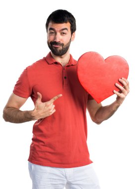 Bir kalp simgesi olan yakışıklı adam