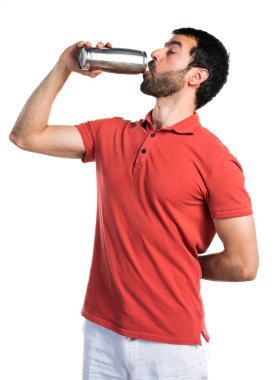 Sarhoş kişi bira içmek