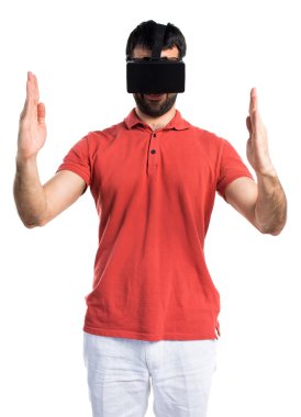 VR glassesa kullanarak ve bir şey tutan yakışıklı adam