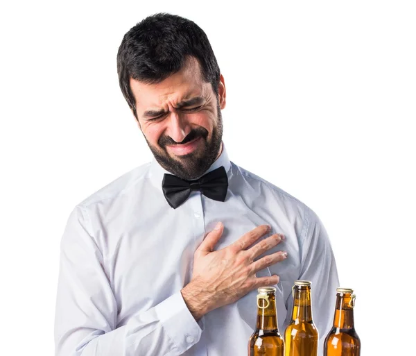 Kalp ağrısı olan tepsisindeki bira şişeleri ile garson — Stok fotoğraf