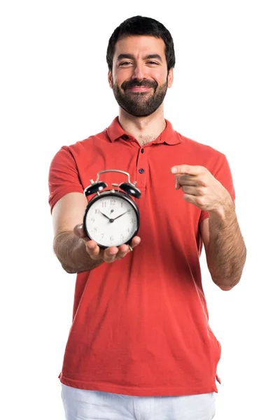 Hombre guapo sosteniendo reloj vintage —  Fotos de Stock
