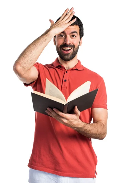 Schöner Mann liest Buch — Stockfoto