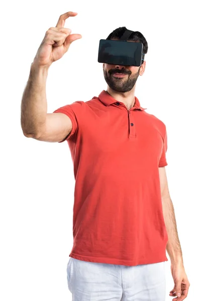 Bello uomo che usa VR glassesa e tiene in mano qualcosa — Foto Stock