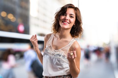 Genç ve güzel esmer kız