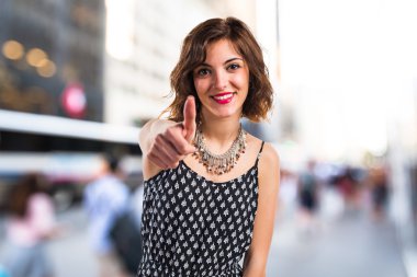 başparmak ile güzel kız