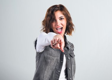 Güzel kadın önüne işaret