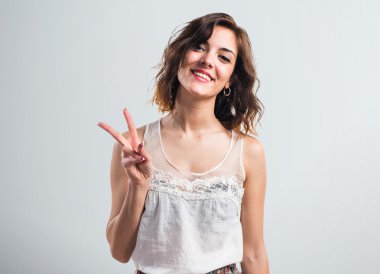 Güzel kadının zafer jest yapması