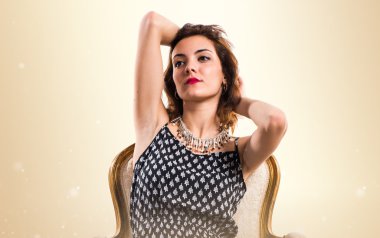 Model kadın vintage koltuk üzerinde