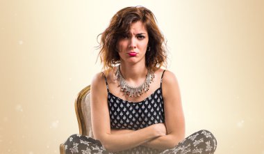 Model kadın vintage koltuk üzerinde