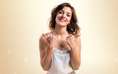 başparmak ile güzel kız