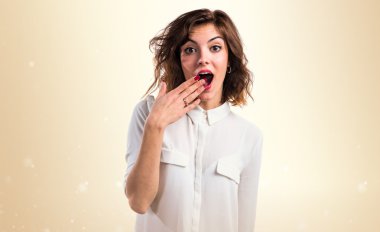 Güzel kadının sürpriz bir jest yapması