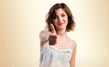 başparmak ile güzel kız