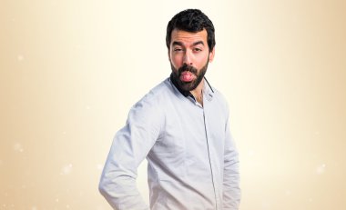 Bir şaka yapan erkek