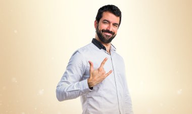 Boynuz jest yapma adam