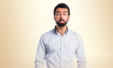 Esmer adam koyu sarı arka plan