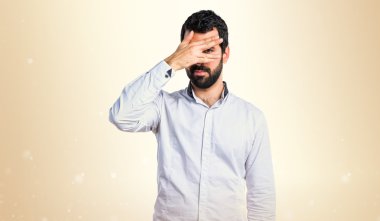 Adam yüzünü kapatıyor.