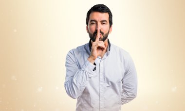 Sessiz adam hareketi yapıyor.