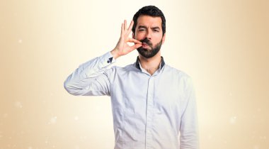 Sessiz adam hareketi yapıyor.