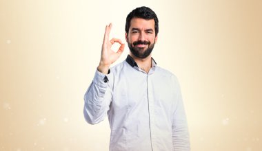 ok işareti yaparak adam