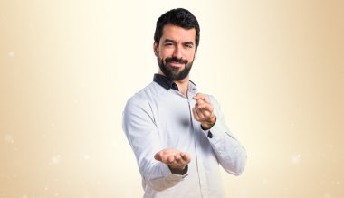 Esmer adam koyu sarı arka plan