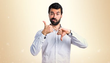 Adam iyi-kötü işaret yapma