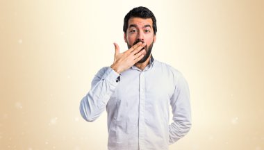 Adam sürpriz jest yapıyor.