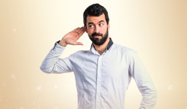 Esmer adam koyu sarı arka plan