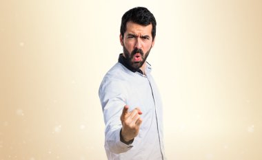 Esmer adam koyu sarı arka plan