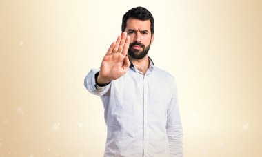 Dur işareti yaparak adam