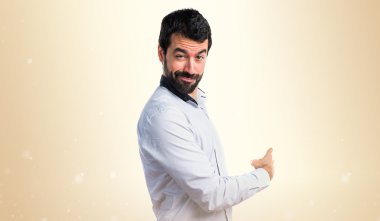 Esmer adam koyu sarı arka plan