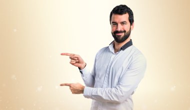 Lateral için işaret eden adam