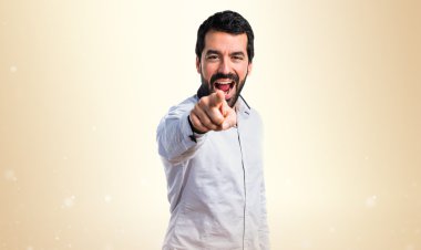 Öne doğru işaret eden adam