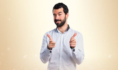 Öne doğru işaret eden adam