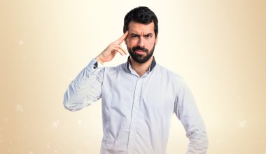 Esmer adam koyu sarı arka plan