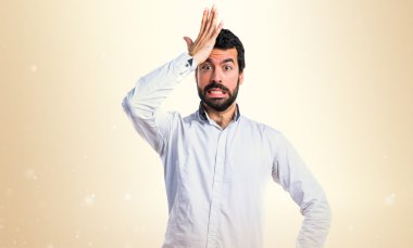 Esmer adam koyu sarı arka plan