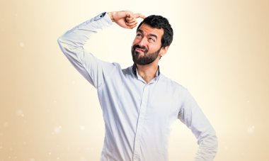 Esmer adam koyu sarı arka plan