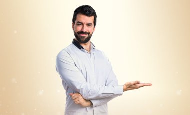 Esmer adam koyu sarı arka plan