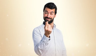 Bir para hareketi yapan erkek