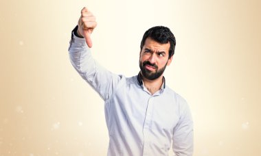 Kötü sinyal yapan erkek