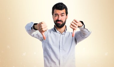 Kötü sinyal yapan erkek