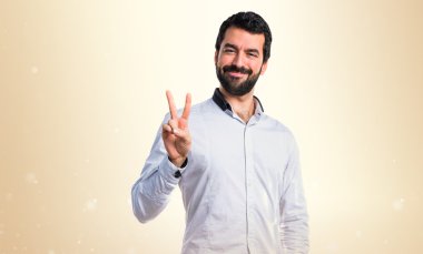 Zafer hareketi yapan adam.