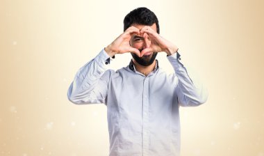 Elleriyle kalp yapan adam