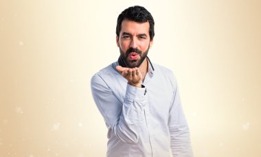 Öpücük yollayan bir adam