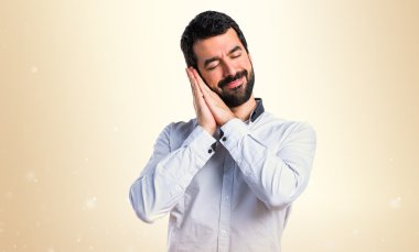 Uyku jest yapan erkek