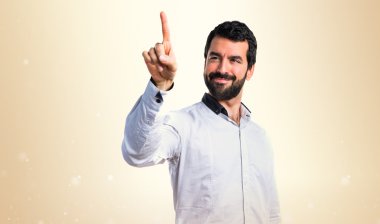 Şeffaf ekranda dokunmadan adam