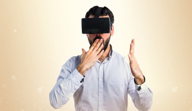 Sürpriz jest yapıyor Vr gözlük kullanan adam