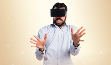 VR gözlükle korkmuş bir adamım