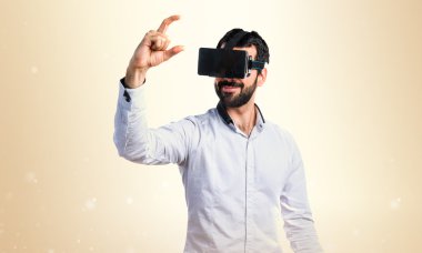 Bir şey tutan Vr gözlük kullanan adam