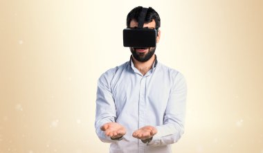 Bir şey tutan Vr gözlük kullanan adam
