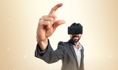 Bir şey tutan Vr gözlük kullanan adam